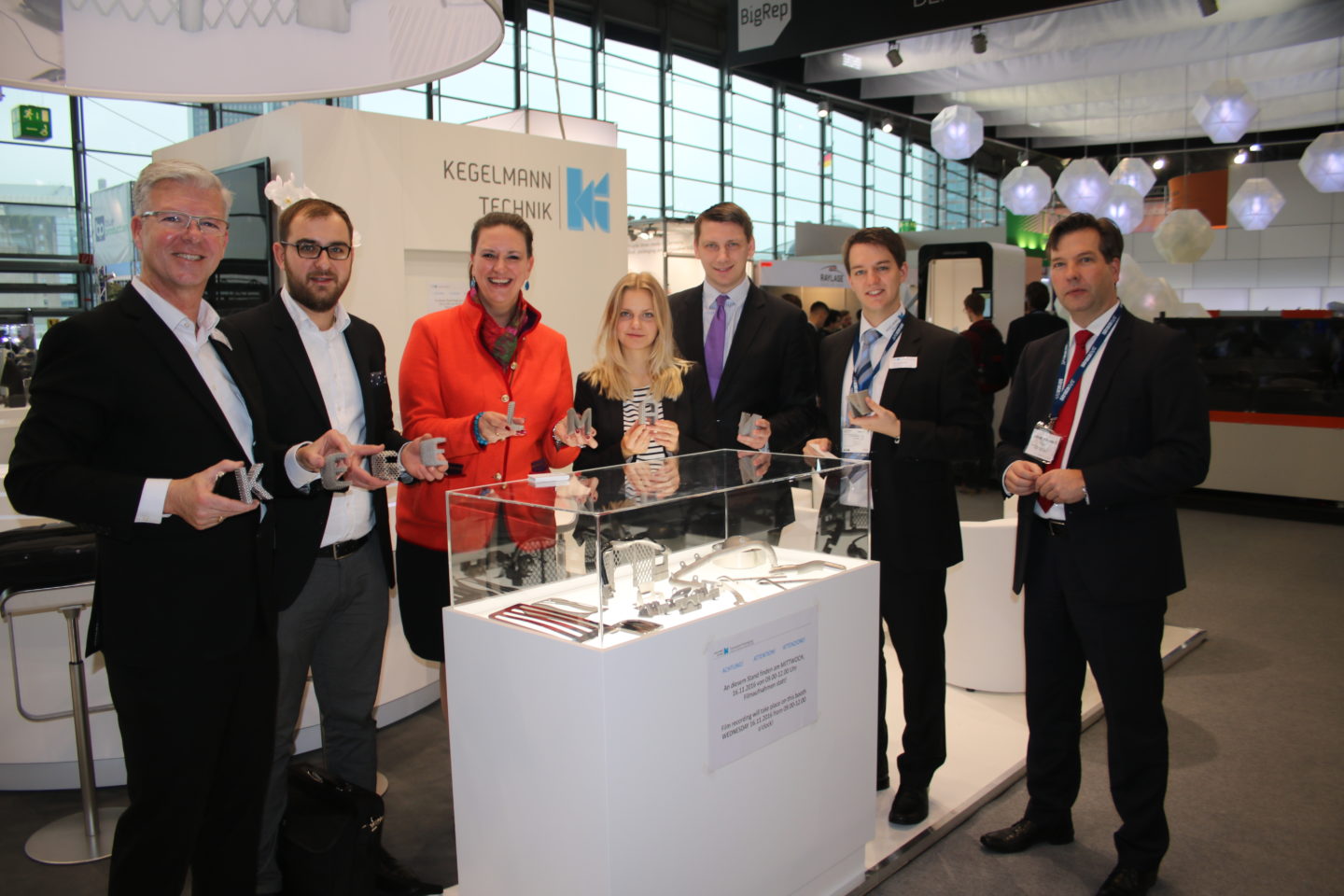 Stefanie Brickwede, Leiterin Konzernprojekt 3D Druck@DB und Netzwerk „Mobility goes Additive" (3.v.l.) besucht mit ihrem Team Kegelmann Technik auf der formnext, Frank Cremer (ganz links), Kai Kegelmann (2.v.r.), beide Geschäftsführer Kegelmann Manufacturing GmbH