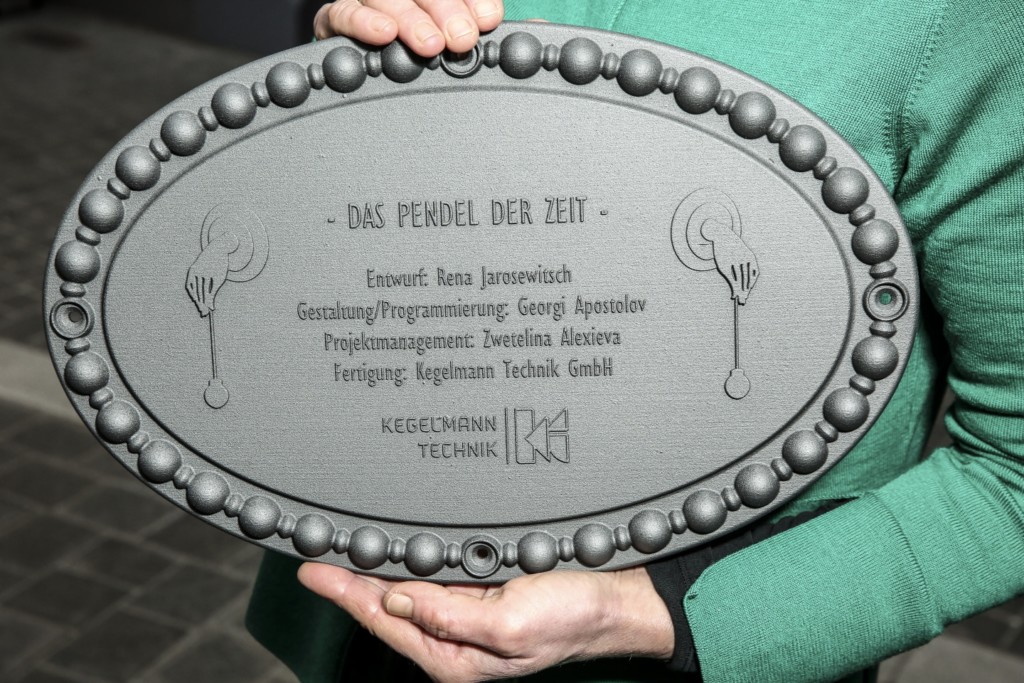 Das Pendel der Zeit am Haus Würzgarten - 3D-gedruckte Plakette mit den Credits Foto: Christoph Boeckheler