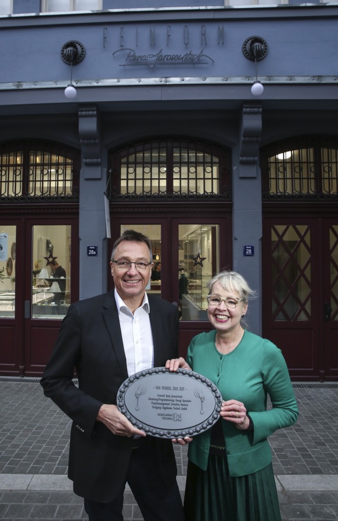 In der neuen Frankfurter Altstadt haben auch 3D-gedruckte Exponate ihren Platz - Origineller Hausschmuck am Haus Würzgarten Im Bild: Stephan Kegelmann, Geschäftsführer Kegelmann Technik GmbH und Goldschmiedemeisterin Rena Jarosewitsch Foto: Christoph Boeckheler